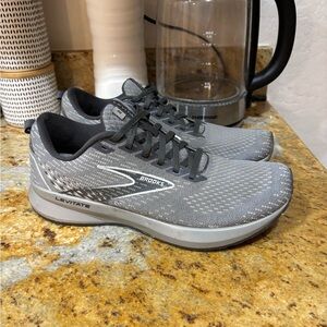 Brooks levitate size 10